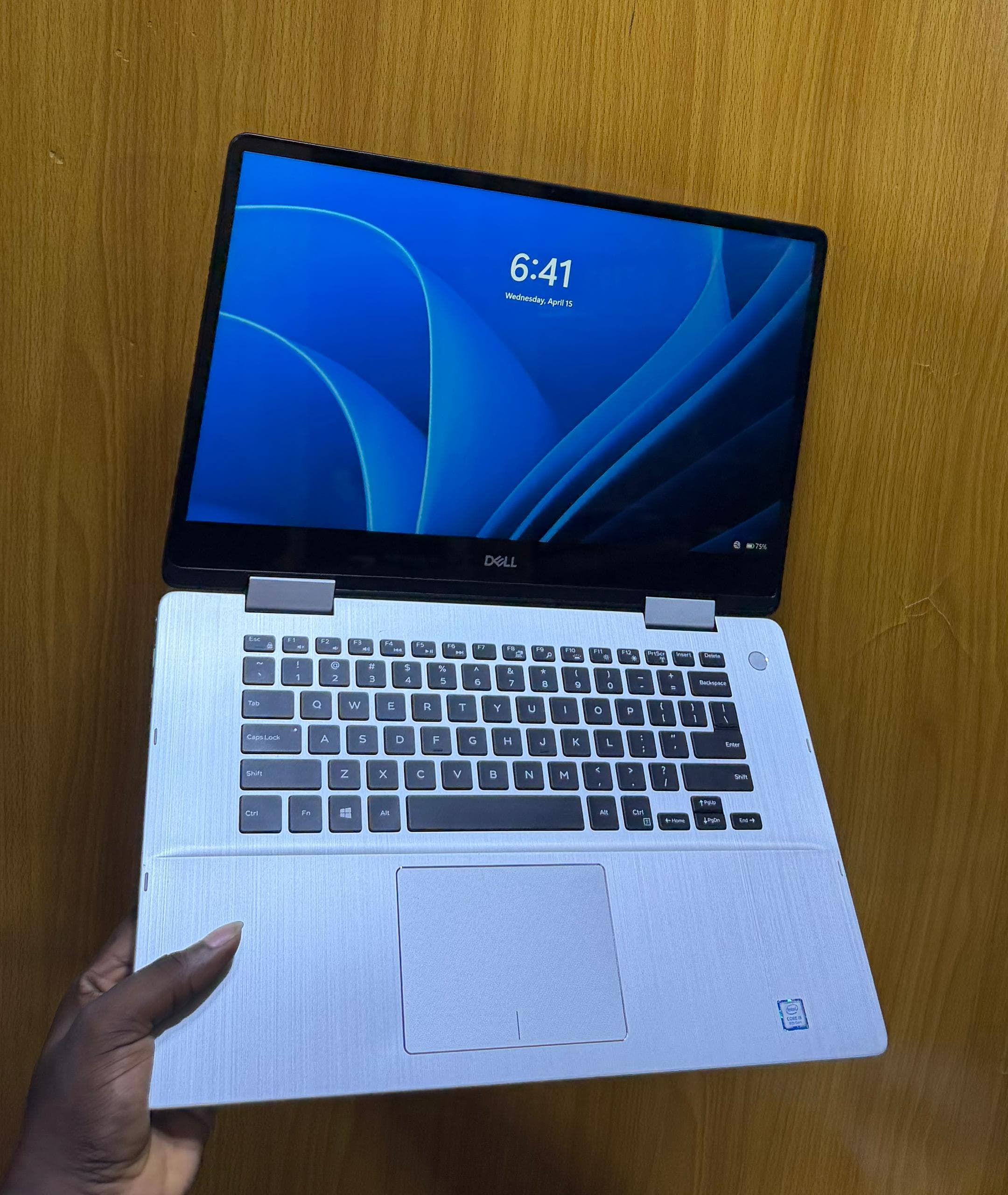 🇺🇸 DELL Inspiron 7586